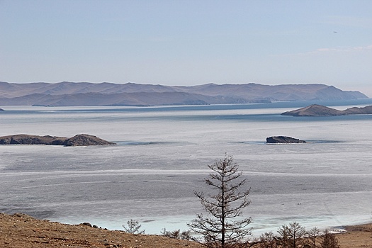 В Охотском море перевернулось судно с пятью людьми