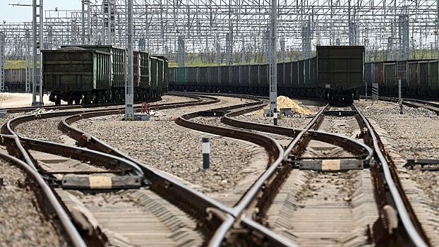 В Петербурге сошел с рельсов грузовой тепловоз