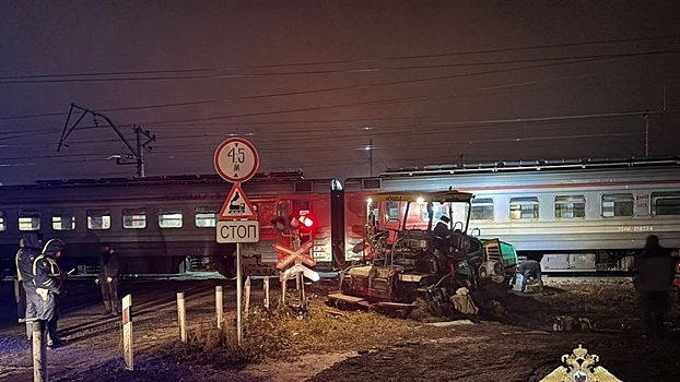 В Щелково поезд столкнулся с асфальтоукладчиком